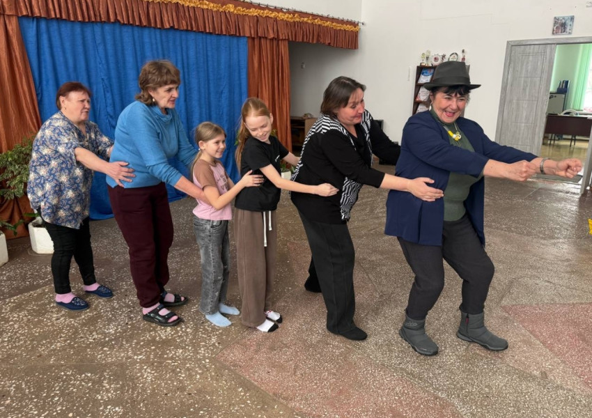 Познавательно-игровая программа "Подари частичку счастья"