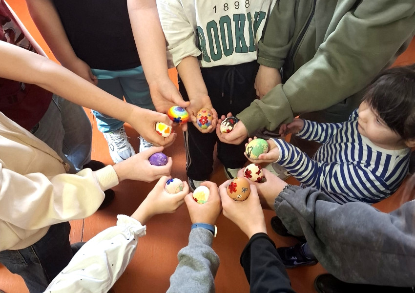 «Веселится народ, праздник Пасхи у ворот»